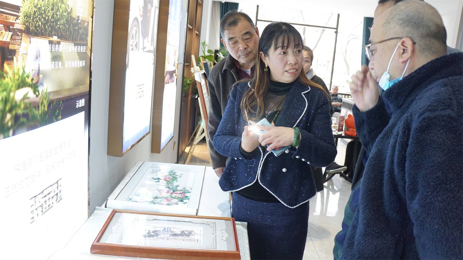 汴梁关注|开封示范区工商联一分会与永旺·鸿园开展"庆三·八"汴绣