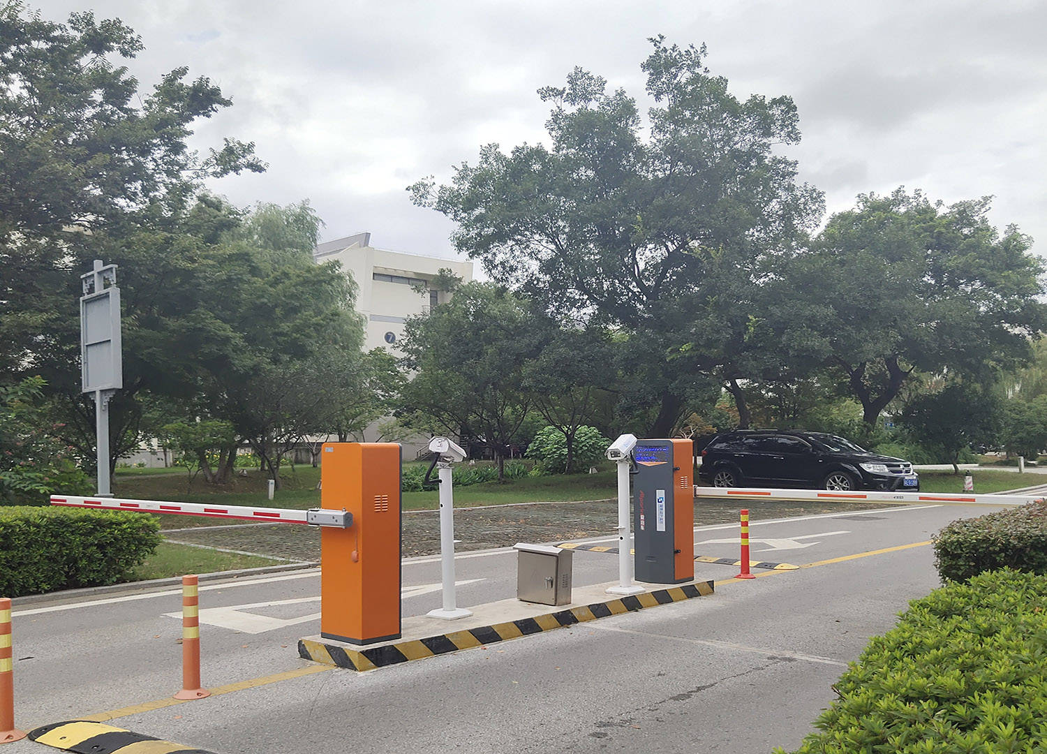 德亚无人值守停车场系统一键呼叫云对讲功能解决方案_对话_远程_车辆