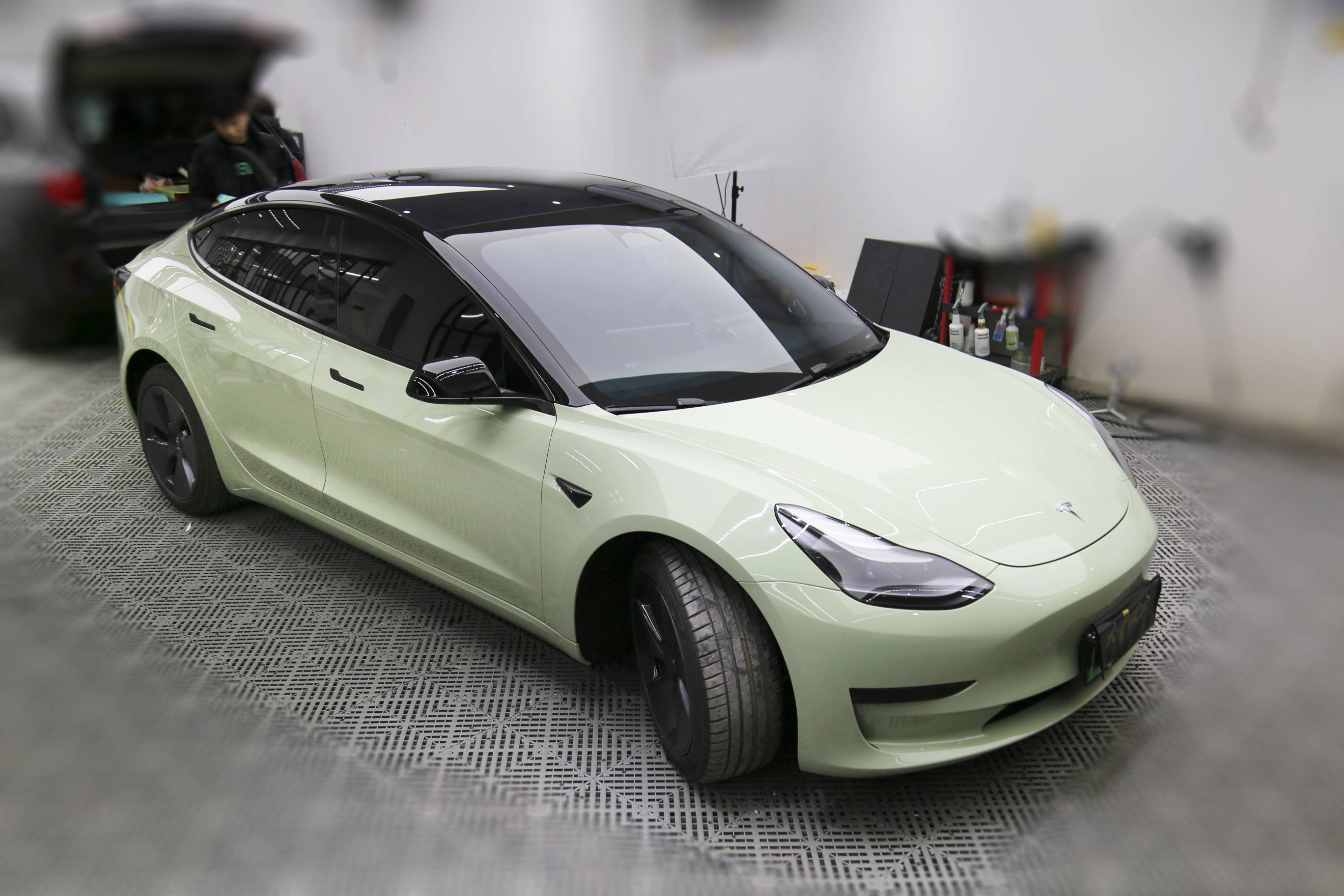 特斯拉model3升级全车改色卡其绿电吸门电动前备箱屏幕旋转氛围灯等