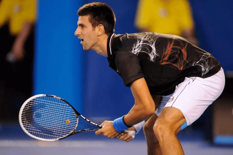 网球接发球技巧选择合适的握拍手法回底线中路