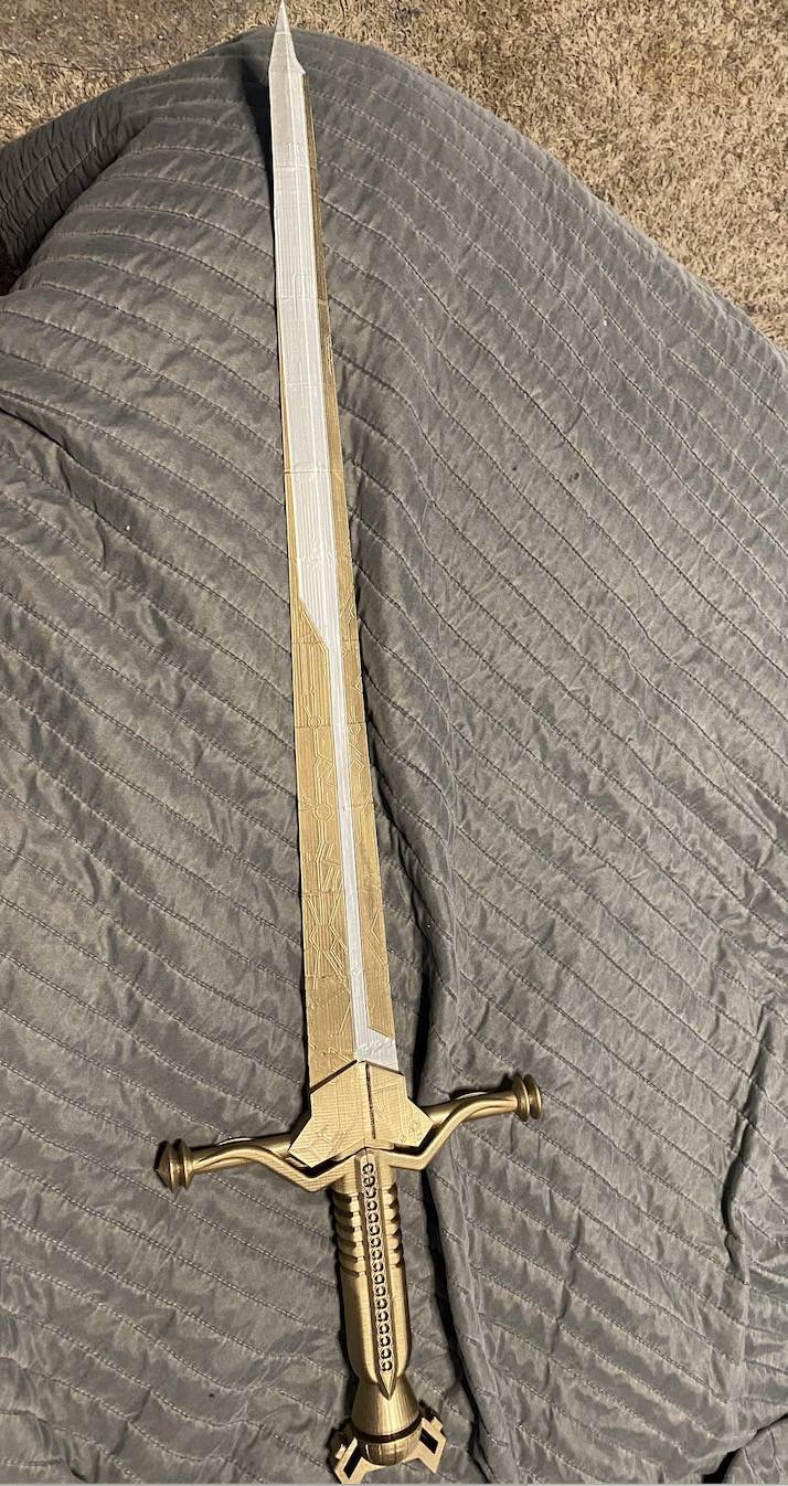 刺客信条粉丝制作了现实生活中的伊甸之剑