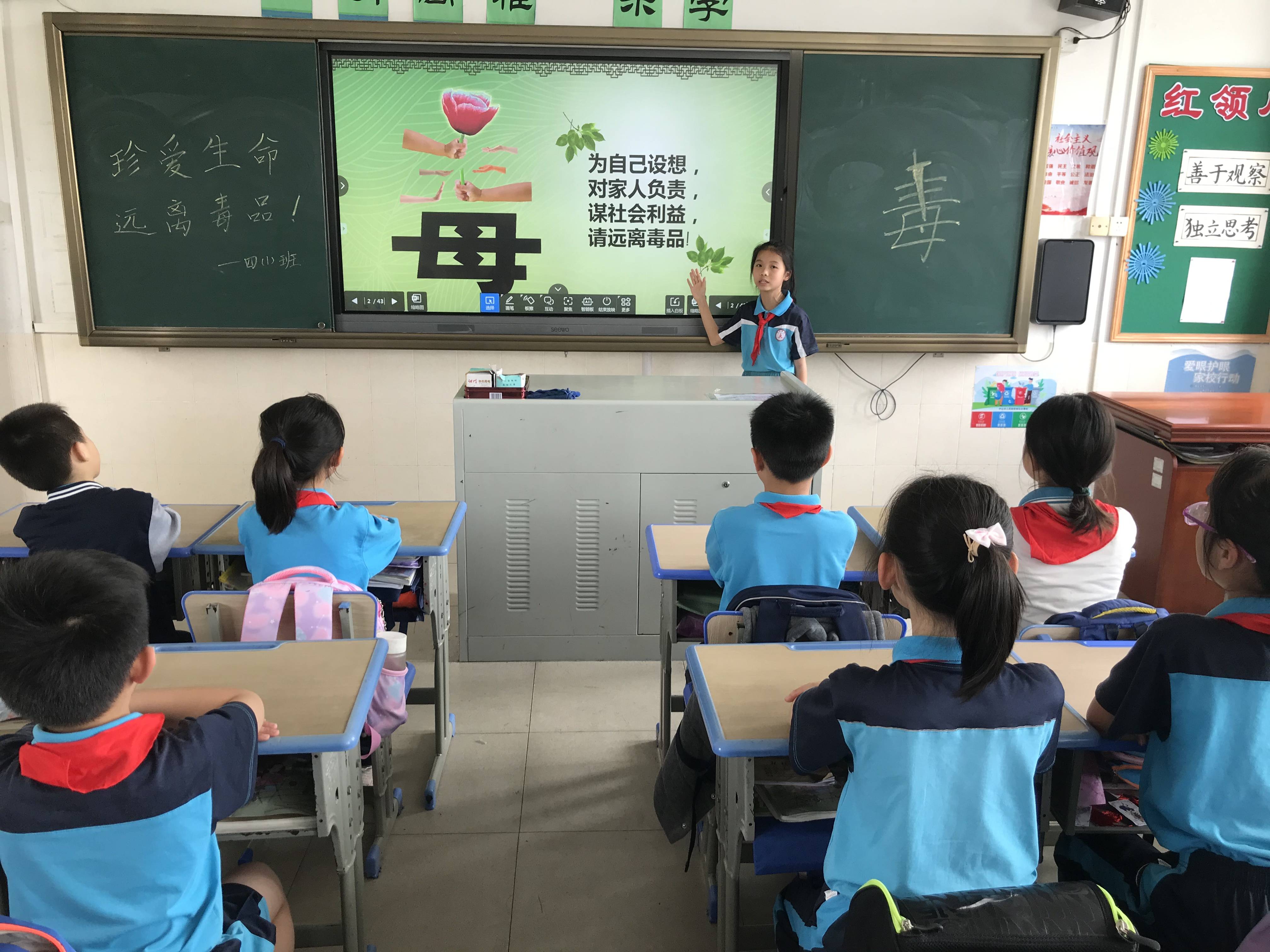 学生作为宣讲员向同学讲述毒品知识北台小学紧抓毒品预防教育工作