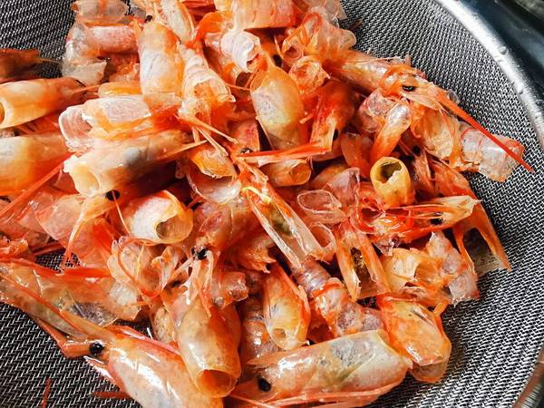 步骤3干锅下虾头与虾壳炒干水分后,再加入少许油,小火慢煸出香酥味道