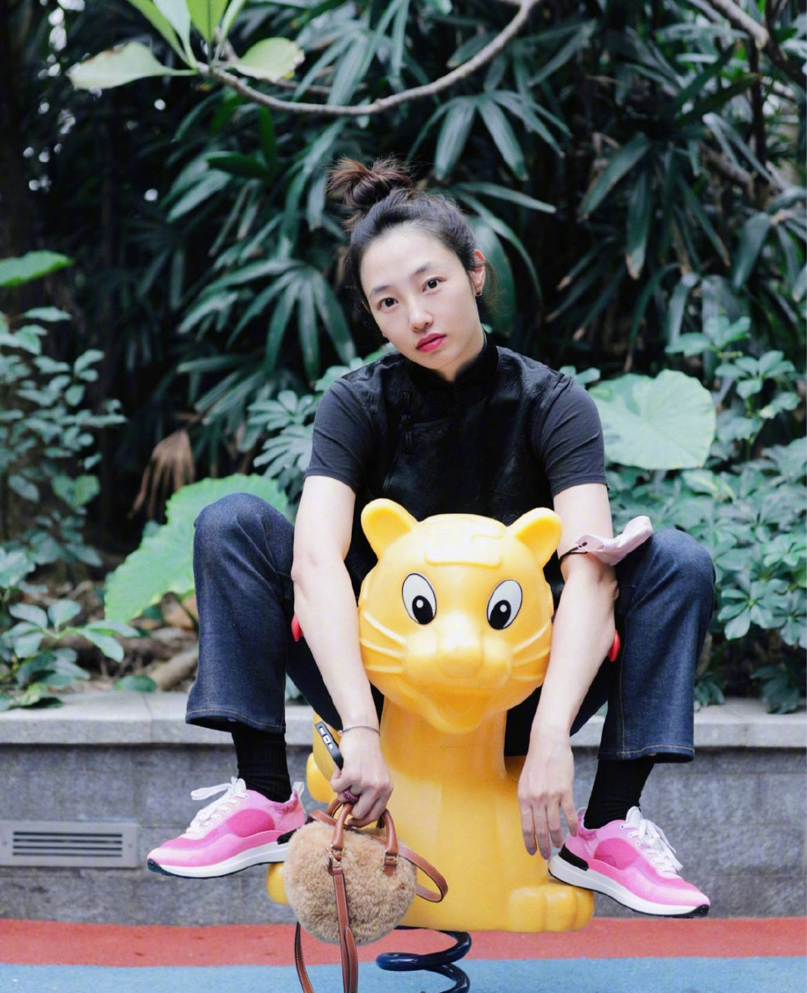 鞋子 白百何摆脱男人竟活成女强人，主要是穿的也好有人格魅力！