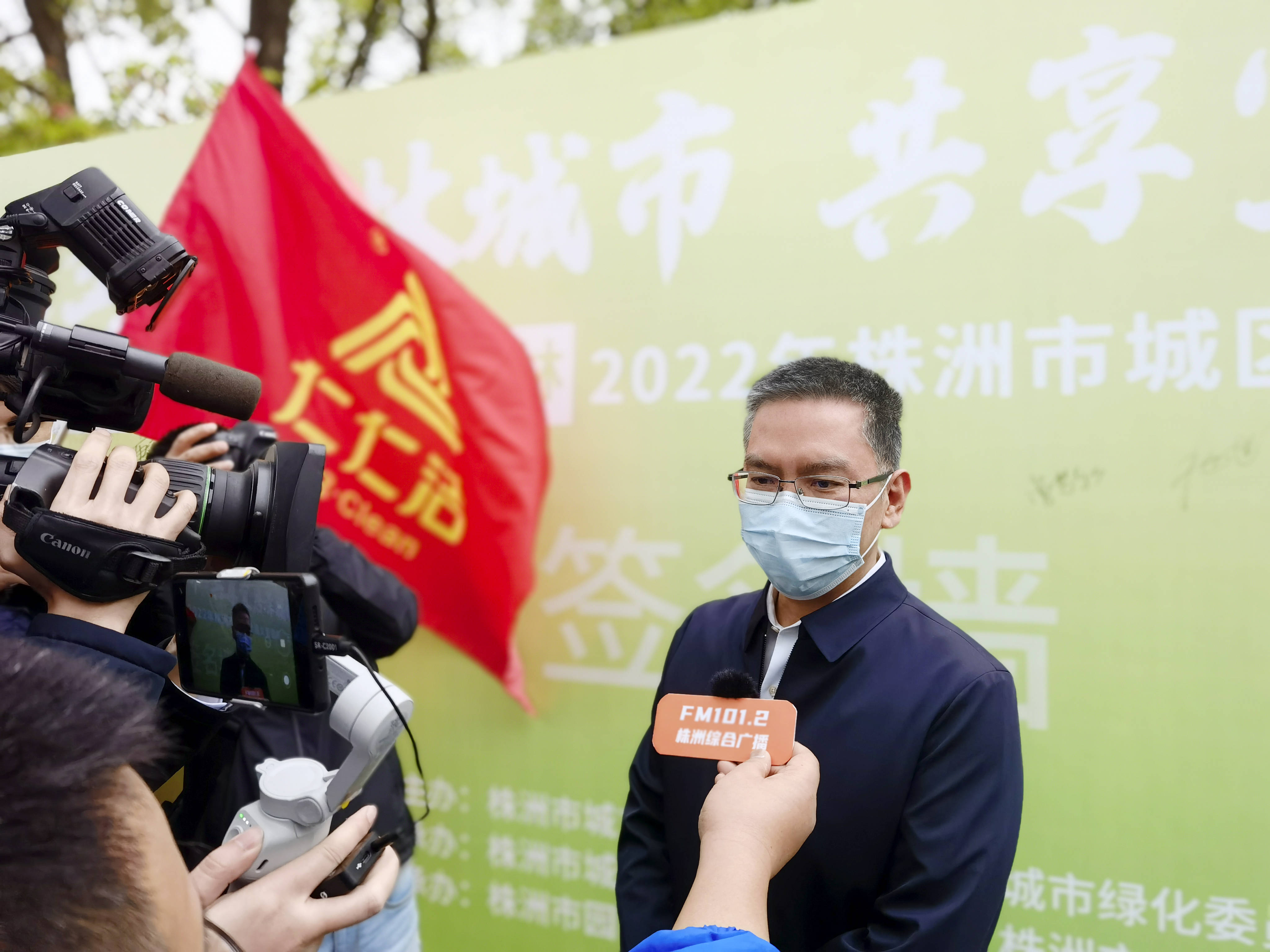 阳春三月与市委书记市长一起传播绿色文明为大地增绿添彩