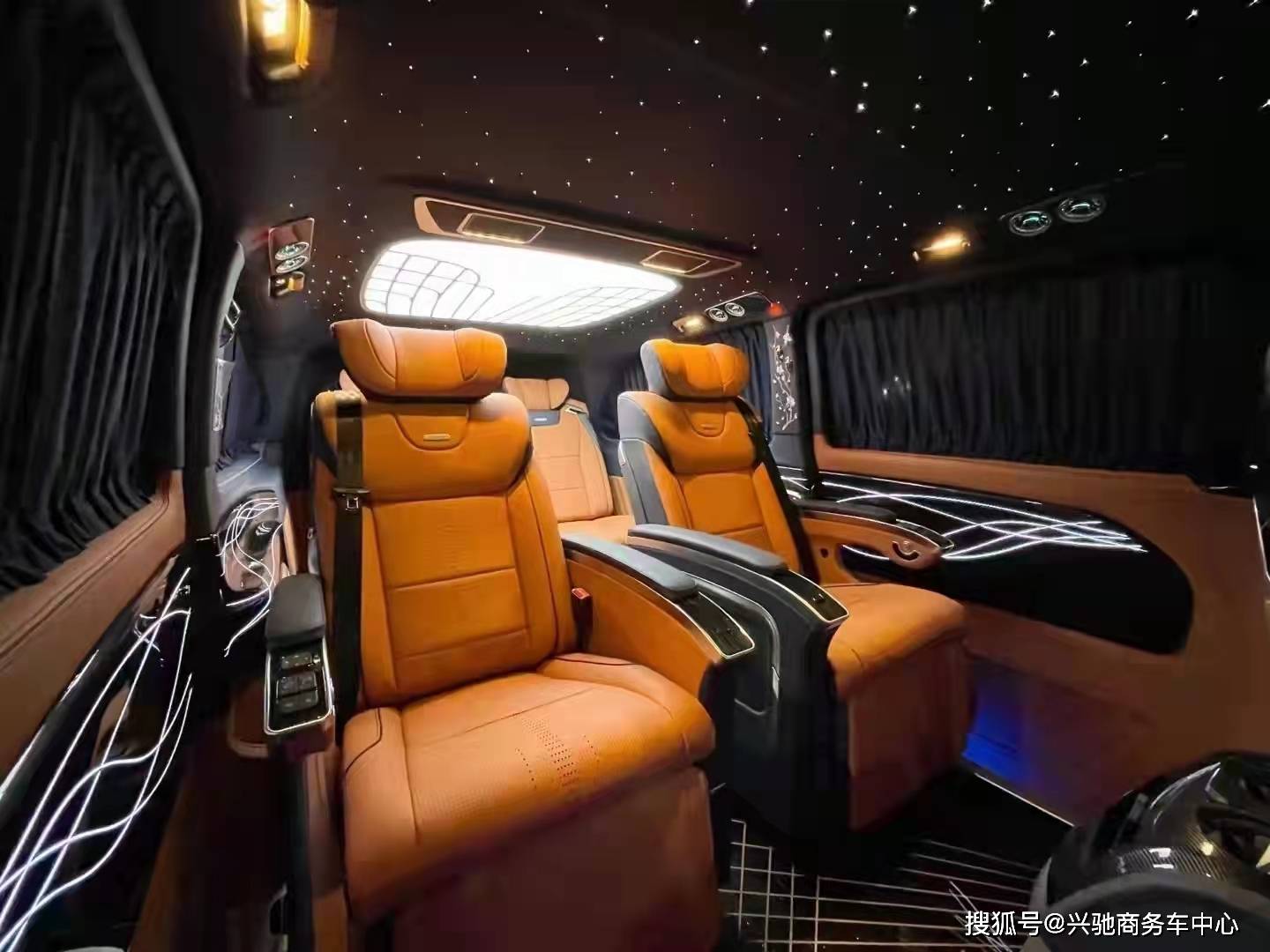 顶部的设计是浩瀚星空中的天使之翼,星空顶带给人一种浪漫神秘的感觉