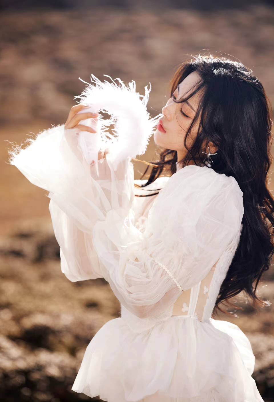 杨超越荒野玫瑰写真，每一张都是可以当壁纸的程度