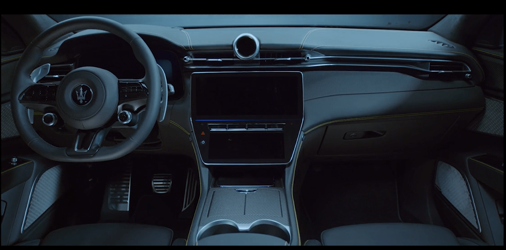 玛莎拉蒂grecale的内饰也非常的豪华,方向盘采用全新的三幅式的造型