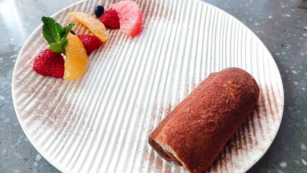 佛山探店｜猪肘外皮炸过很酥脆，里面肉很嫩