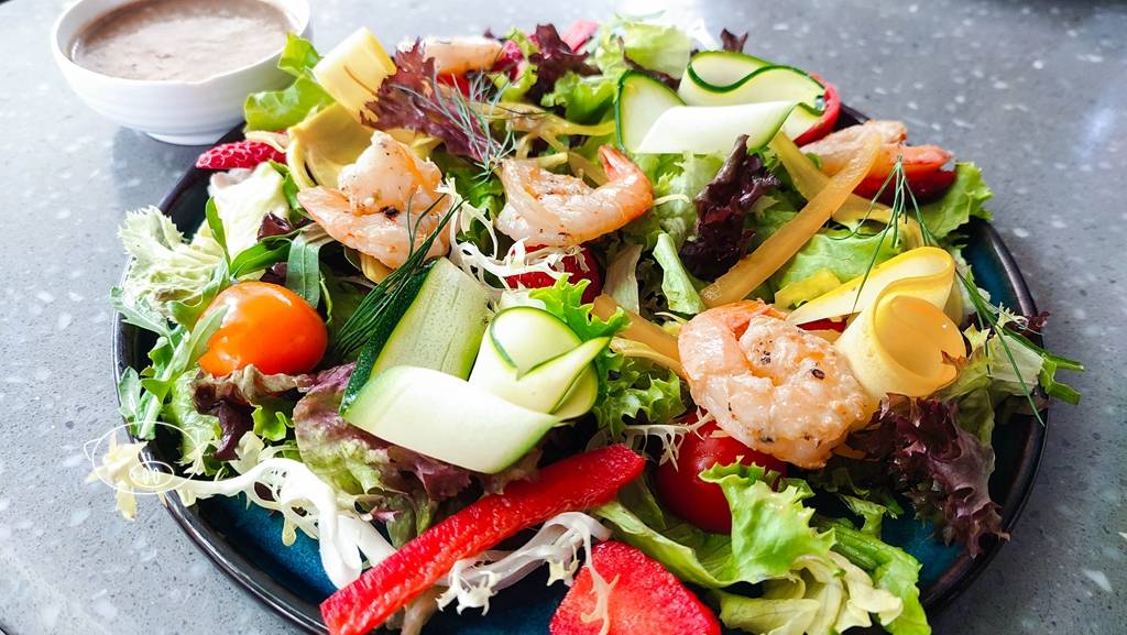 佛山探店｜猪肘外皮炸过很酥脆，里面肉很嫩