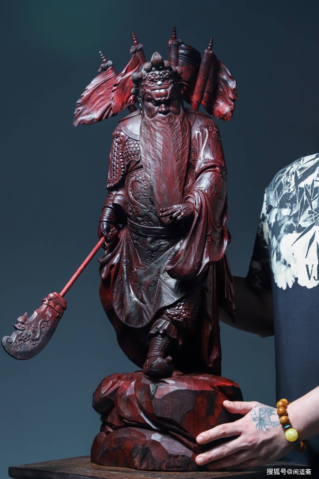 原创威严神韵小叶紫檀木雕阵前点兵关公