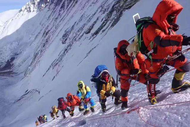 尼泊尔发端散发春季攀爬珠穆朗玛峰承诺证估计爬山季将有300多名爬山者获承诺证