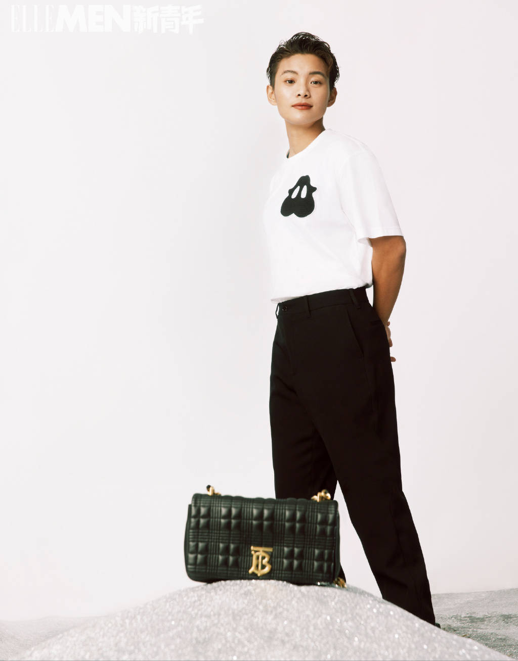 组图女足王霜拍摄时尚大片大秀腹肌元气十足