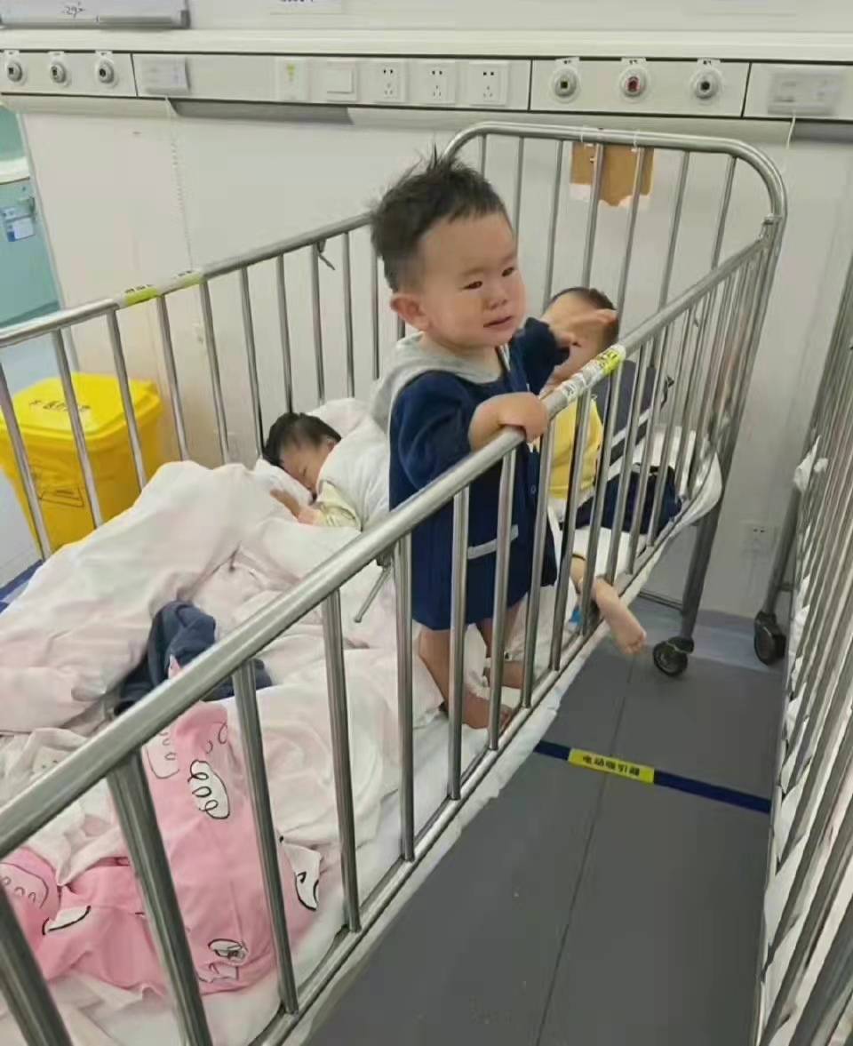 上海婴幼儿被单独隔离？孩子哭闹不止？一个护士要照看10个孩子？