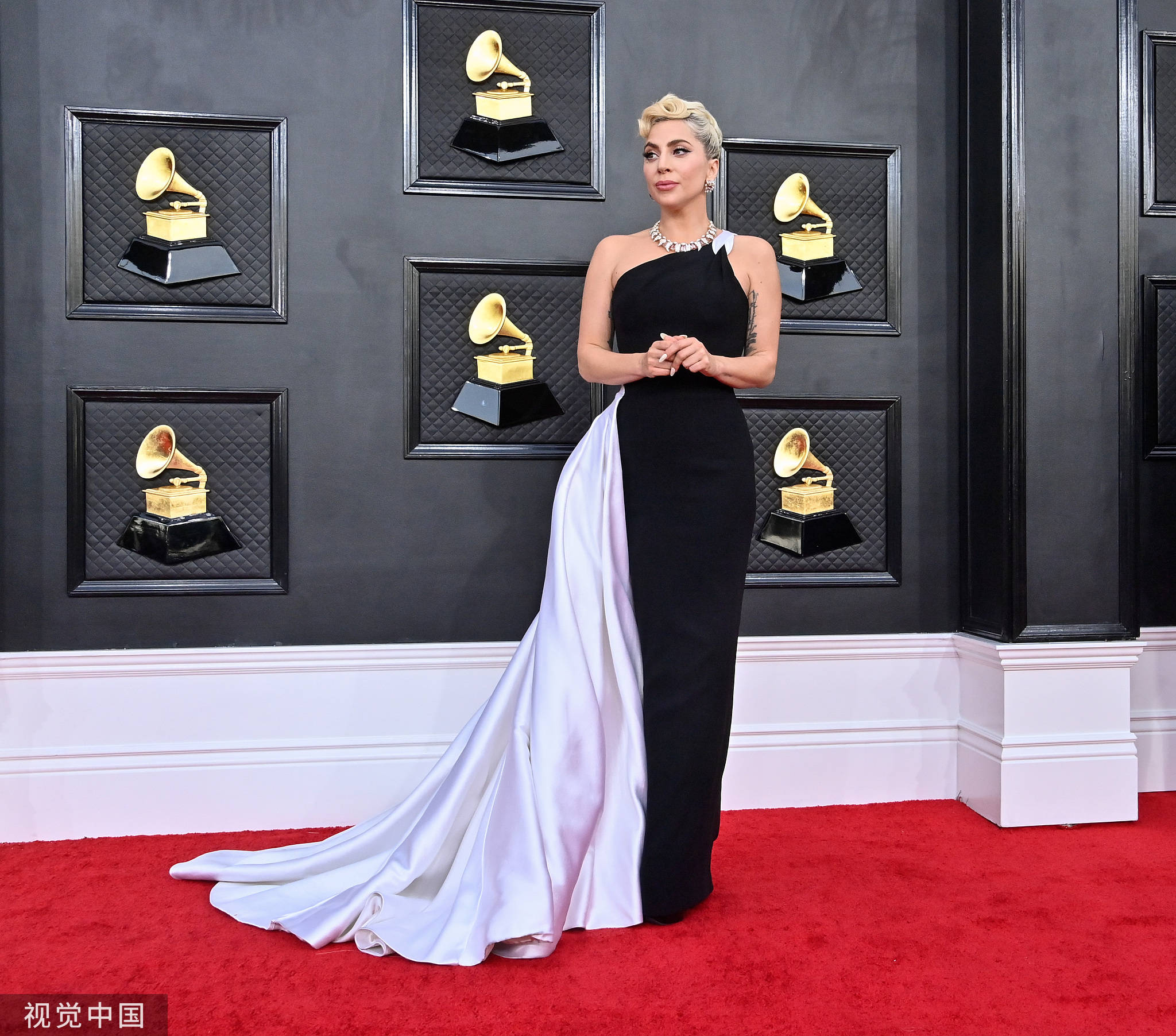 格莱美红毯比伯和爱妻热吻gaga碧梨亮相