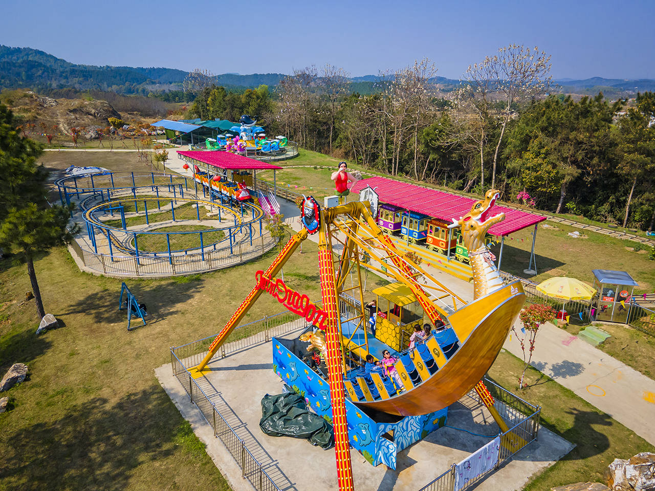 近距离接触小动物们,看了马术表演,感受了沙滩露营,沙滩游乐后,带着小