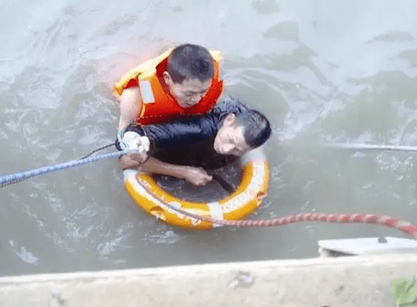 孩子落水父母相继下水营救一家三口不幸溺水身亡速转这些自救与救人