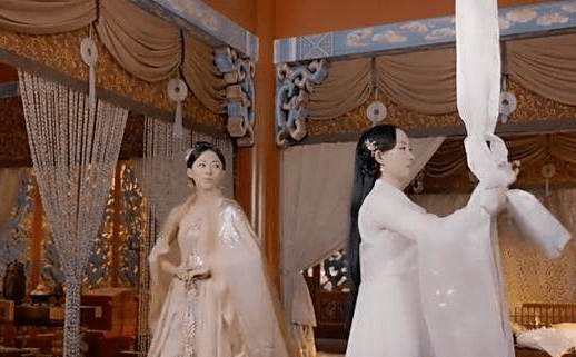 她,为了证明自己的清白,竟然打算上吊自杀,而且还堂而皇之地上了白绫!