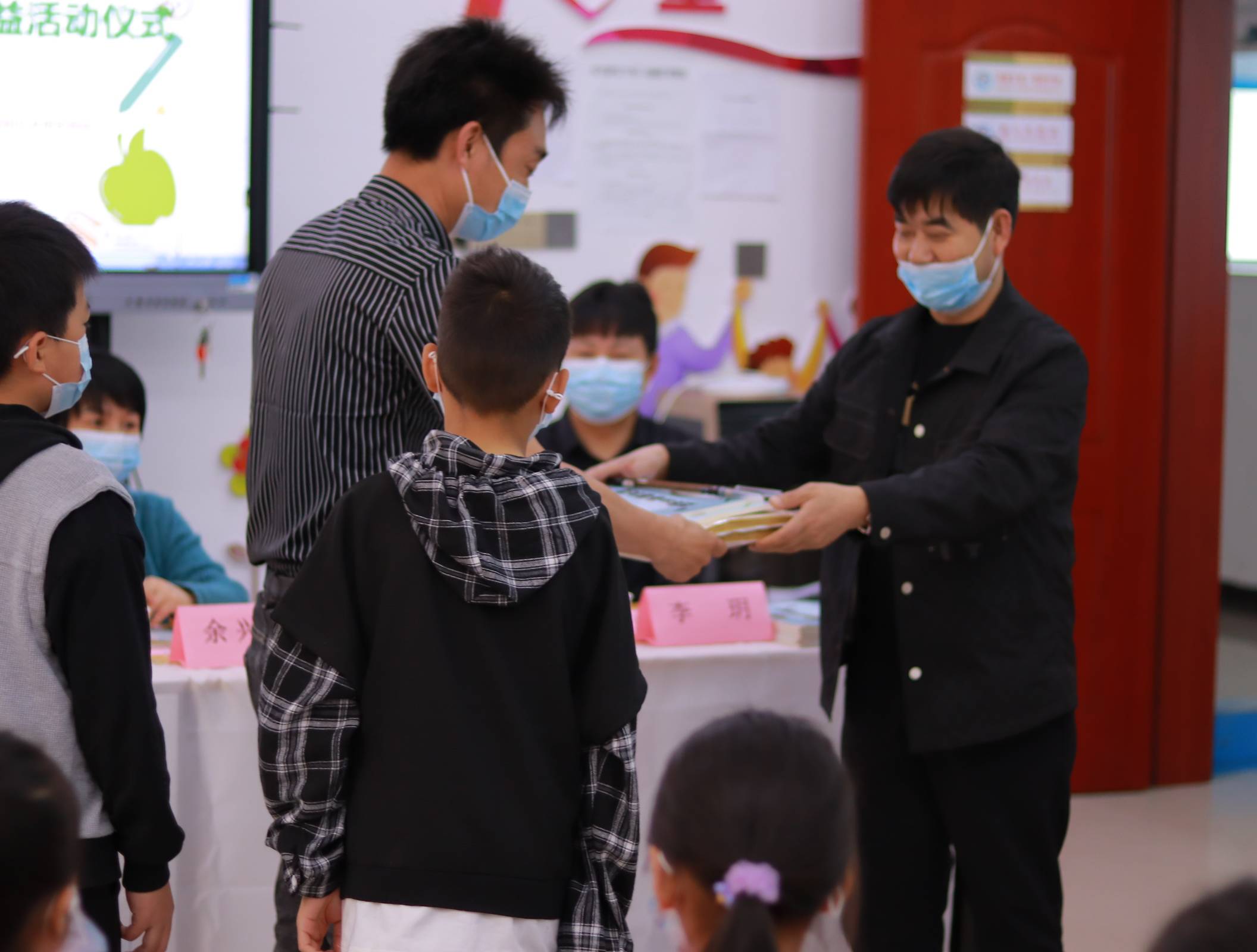 随后,铜仁市残疾人书画协会顾问,印江自治县书法协会会长汪定强向兴民