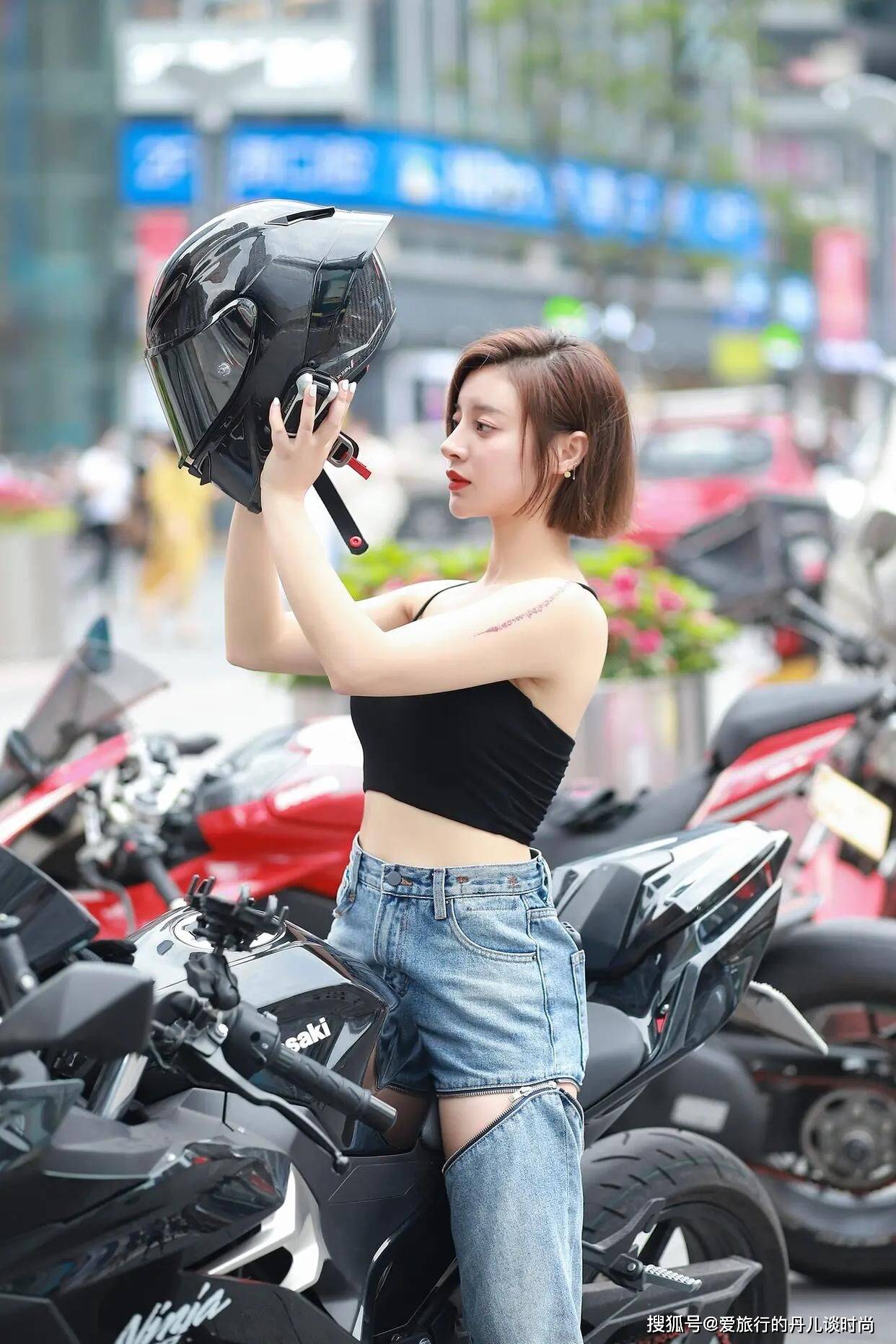 骑摩托车的小姐姐身穿黑色吊带搭配破洞牛仔裤,又甜又酷_短发_个性