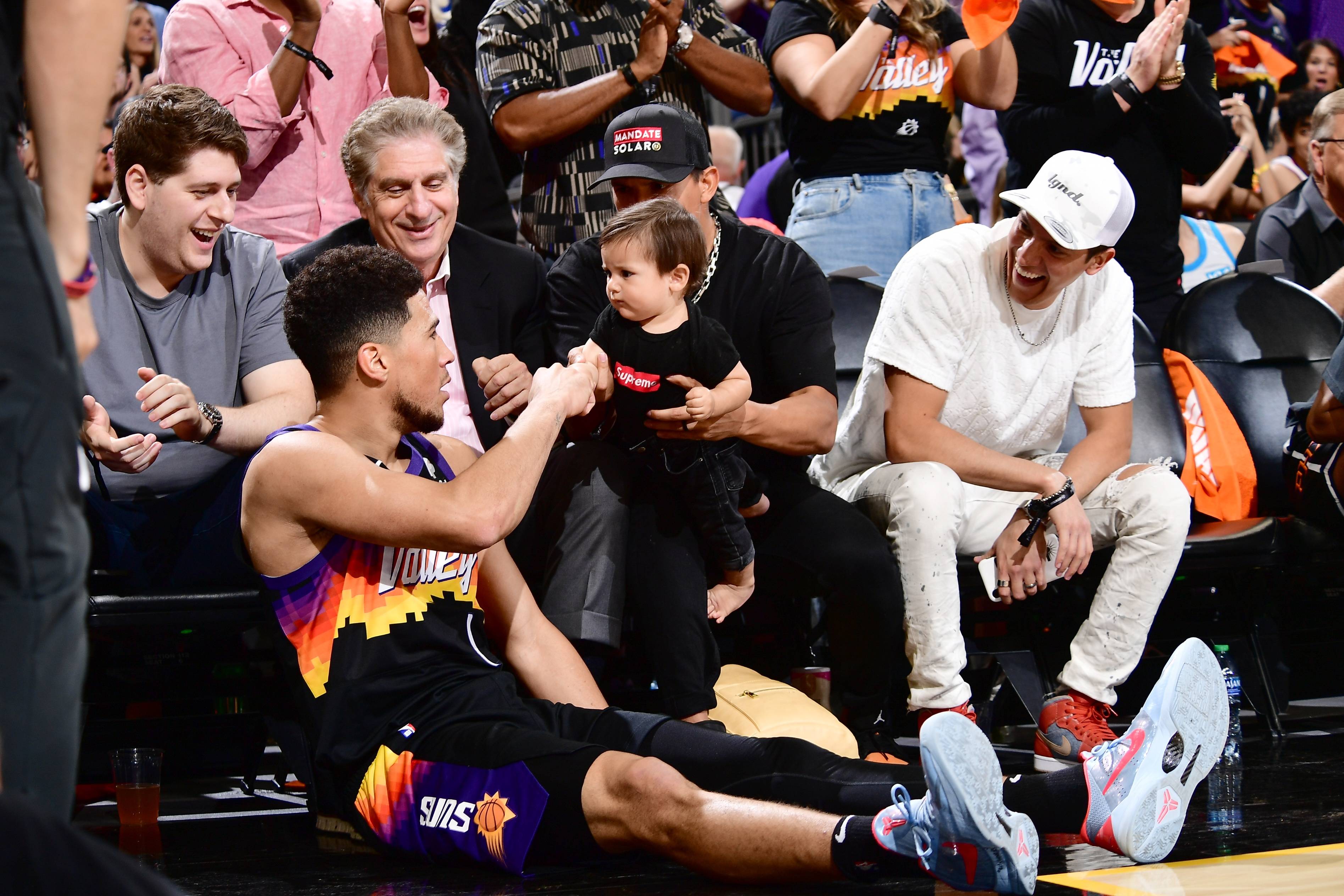 布克命中高难度压哨 与场边小球迷碰拳庆祝_上半场_进行_1