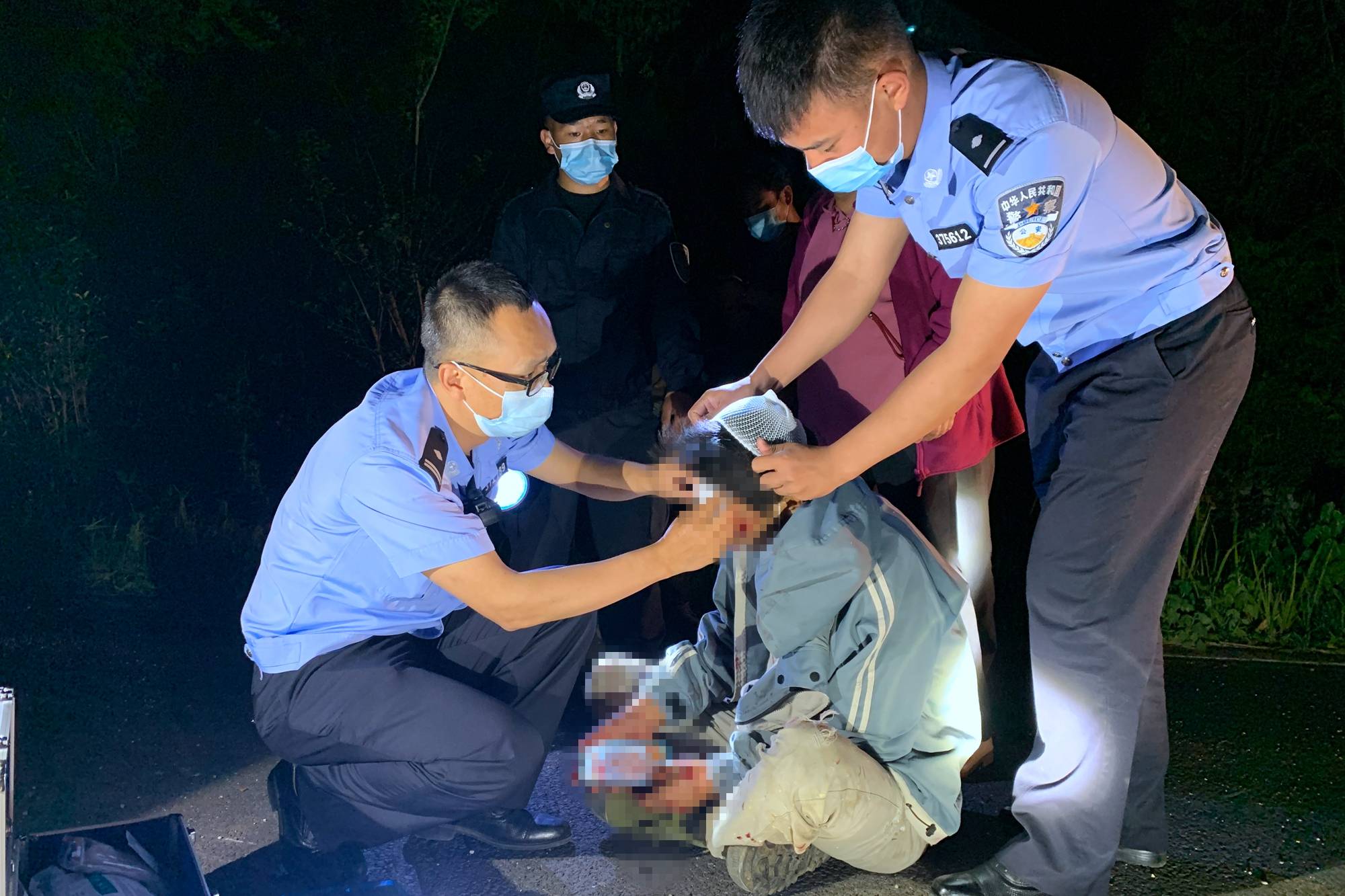 移民管理警察深夜救助交通事故受伤群众_伤者_男子_进行