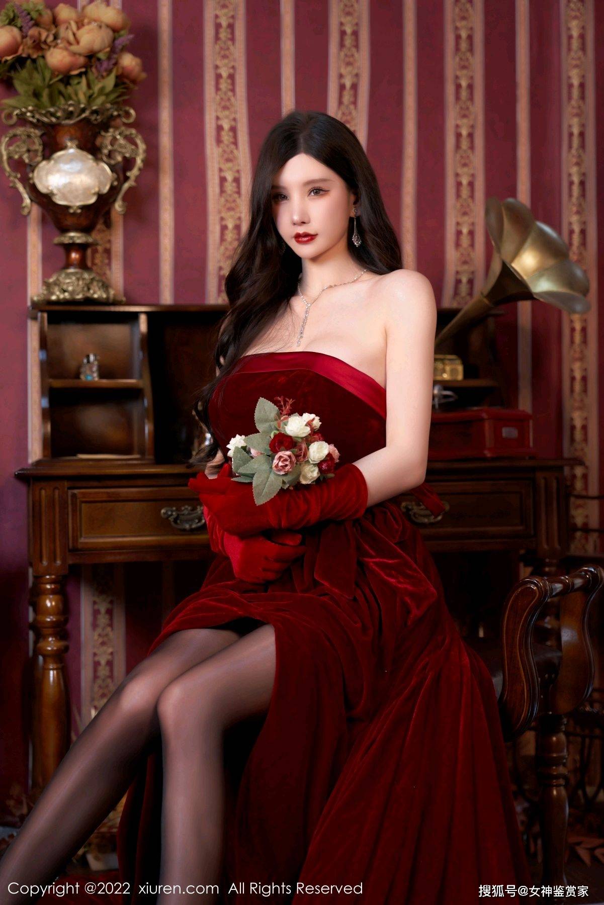 国民女神周于希身穿抹胸长裙展现优雅之美大秀丰腴好身材