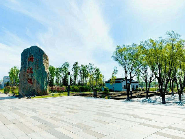 海龍湖公園位於吉林省梅河口市東南部,總佔地面積1636畝,其中湖區水