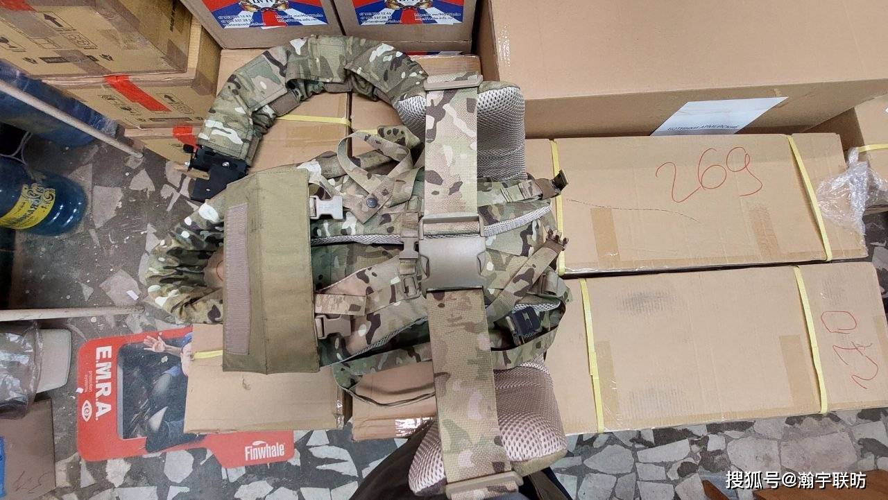 这种背包可载475发子弹,另外在弹链中可容纳75发子弹,一共550发的载弹