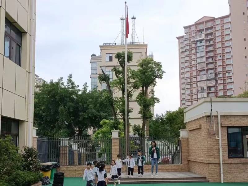 泸州市龙腾路幼儿园开展劳动节主题活动