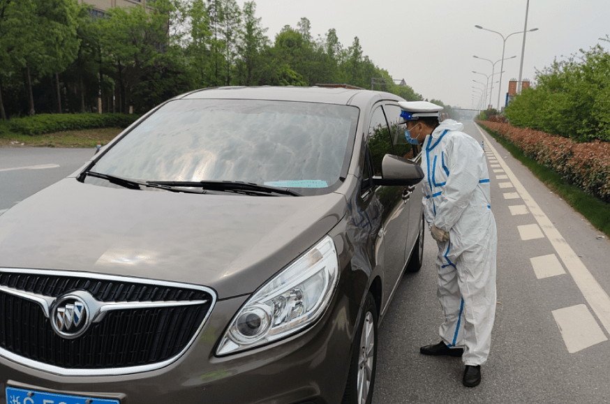 疫情就是冲锋号金华交警铁骑筑起流动平安墙