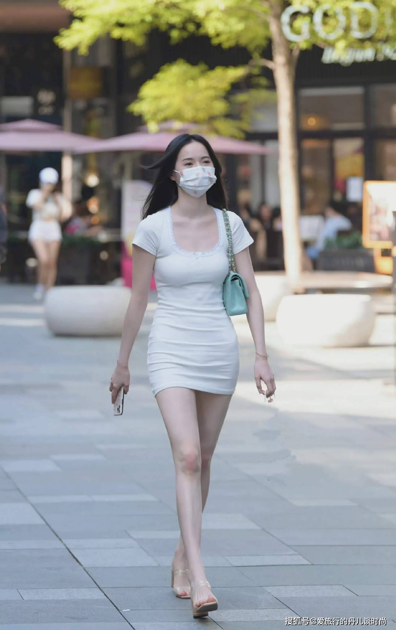 小姐姐一袭白色大u字领连衣裙颜色清新脱俗高贵优雅