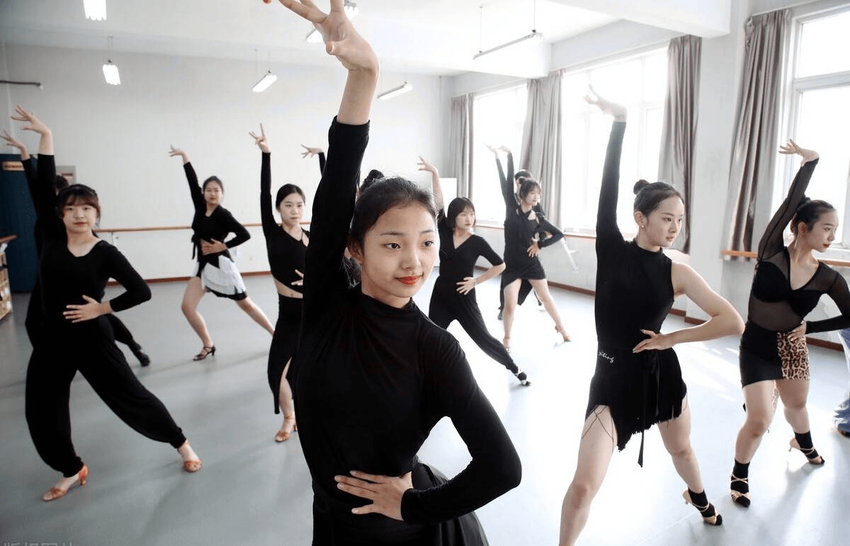 舞蹈艺考艺考志愿填报告诉你舞蹈训练中的基本功有哪些