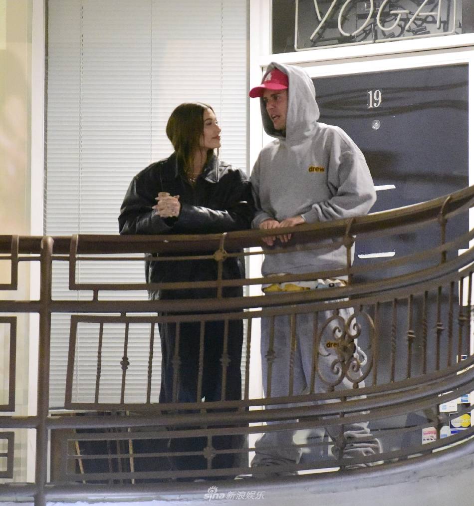 美国洛杉矶,贾斯汀-比伯(justin bieber)与妻子海莉(hailey)现身公园1