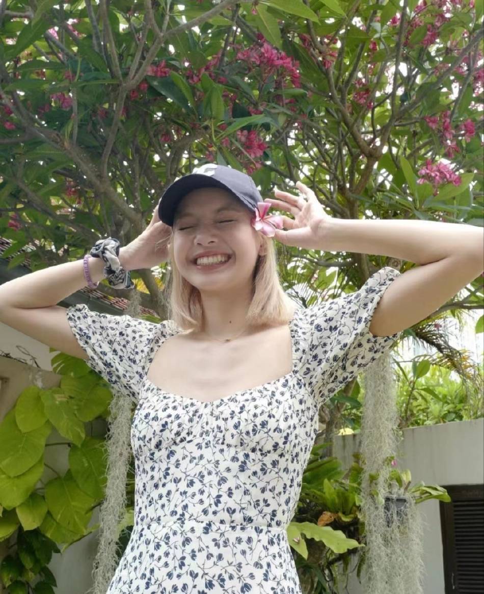 Lisa金发碎花裙春日随拍好甜酷 戴黑色棒球帽-搜狐大视野-搜狐新闻