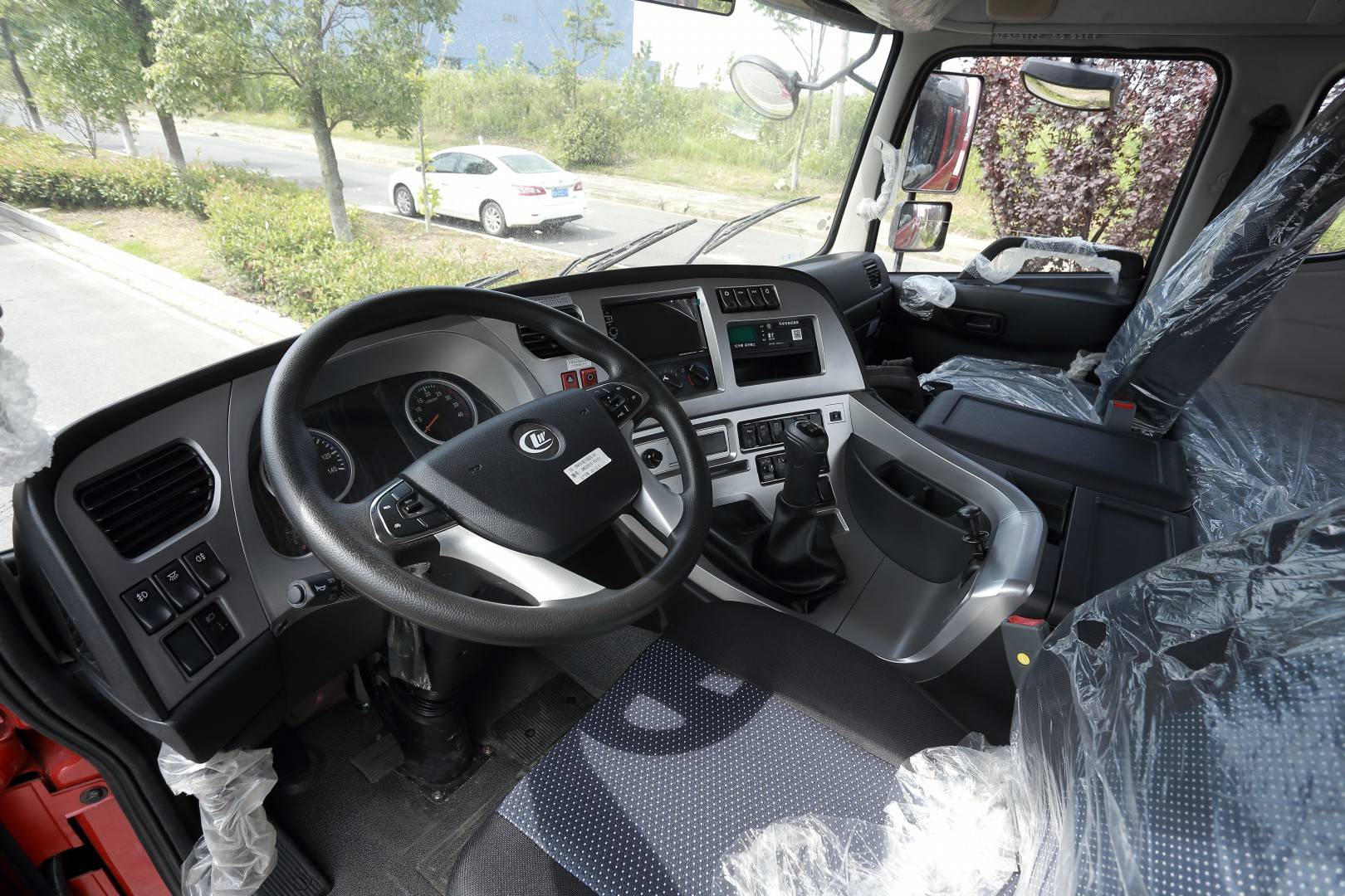 程力商用 前四后八9.6米载货车(cl1310lds6)驾驶室 图片