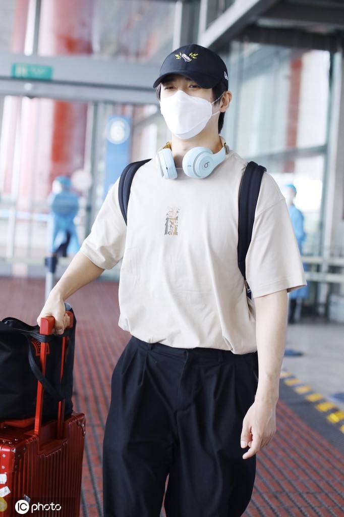 张远抵达北京机场耳机不离身的音乐男孩