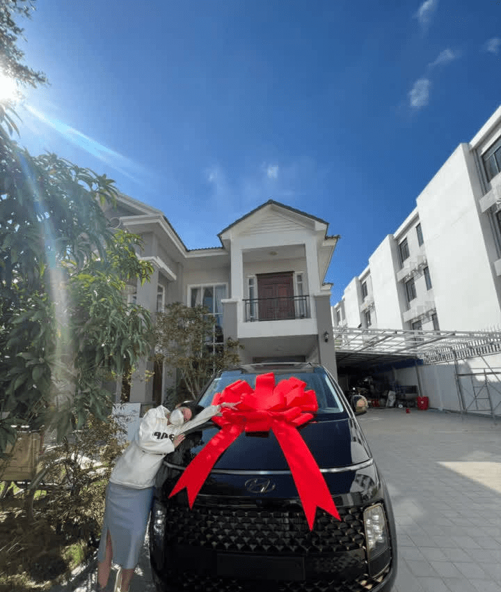别人家的孩子柬埔寨性感女星喜提豪车送给未出生儿子