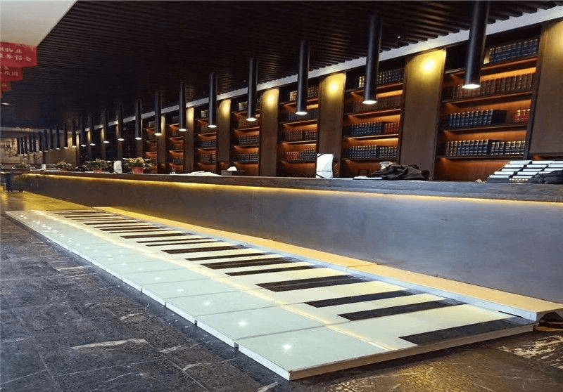 地板钢琴互动为人们带来奇特的体验