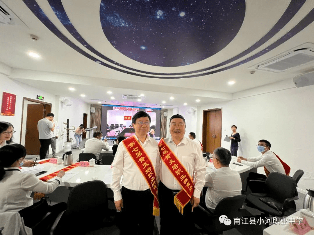 会前,南江县小河职业中学党总支书记,校长李勇(右)和四川省旅游学校