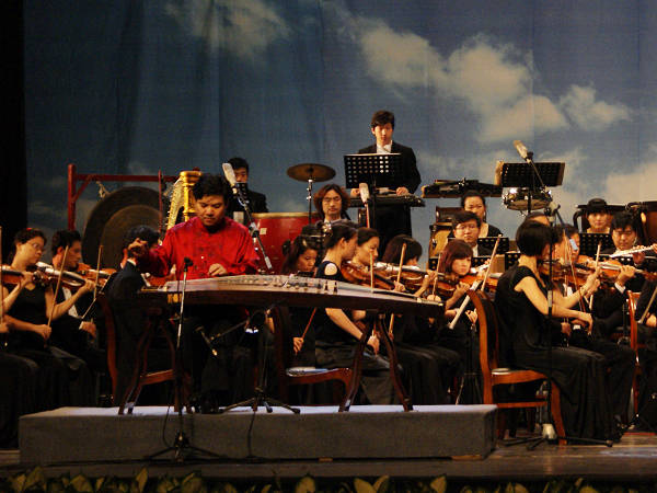 以乐谢师 感怀先人随后,王中山陆续演奏了《殇》,《夜深沉》,《黄河魂