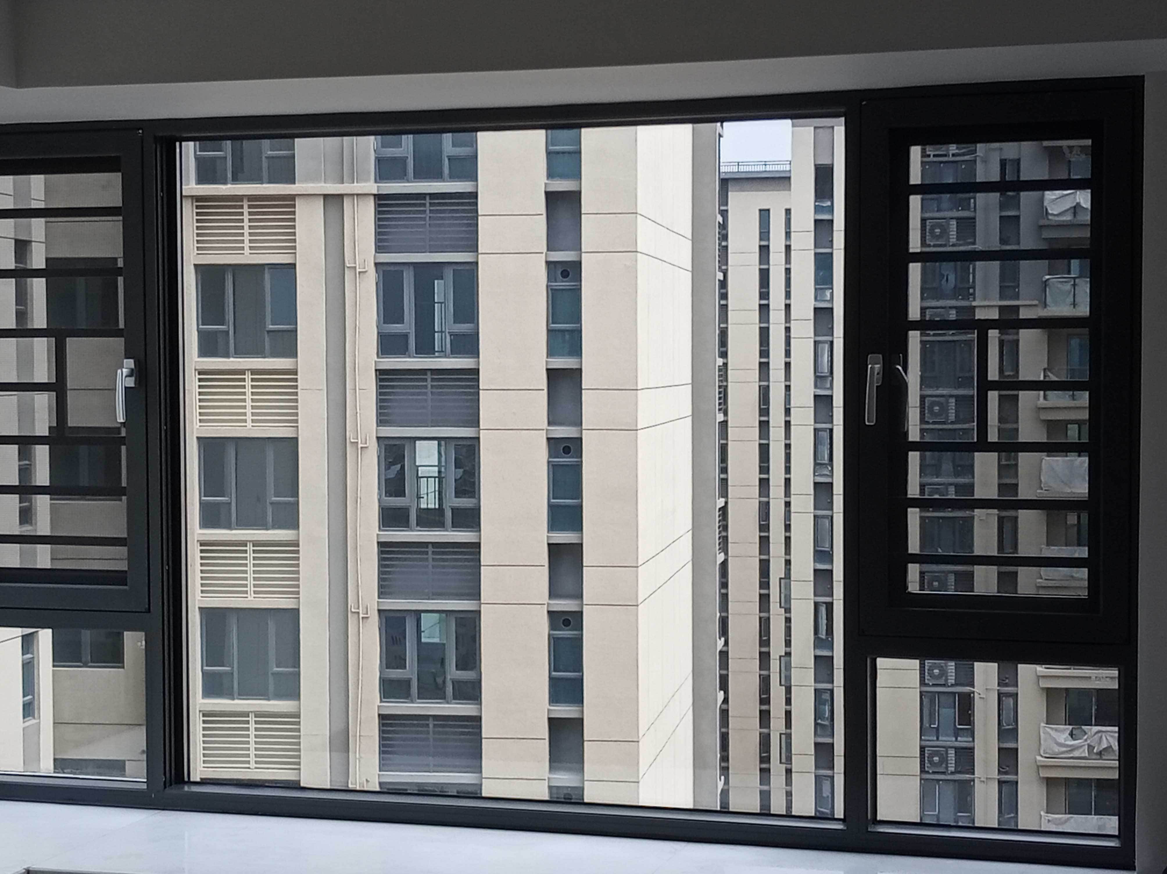 临街住户安装平开隔音窗,广州帕德铝合金门窗具有隔音隔热效果