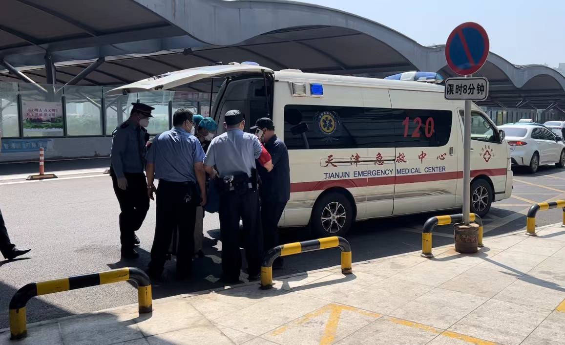 癌症旅客突晕倒,众人接力齐救助_急救_天津_人员