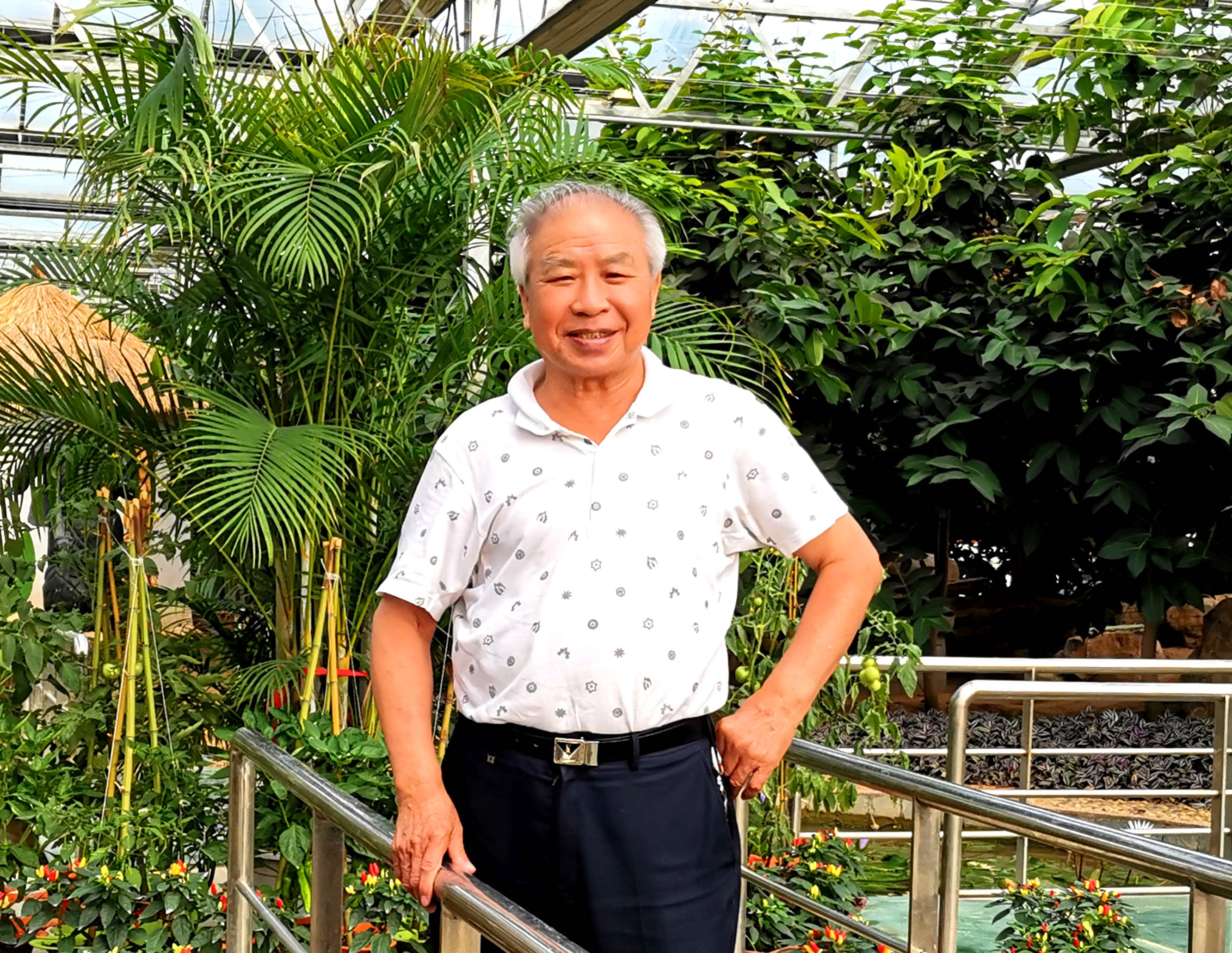 李明远,号青龙居士,1941年生,高级经济师,国家一级书法师,中国孔府