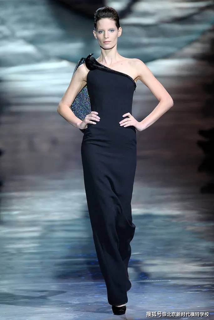 超模们的直角肩养成法