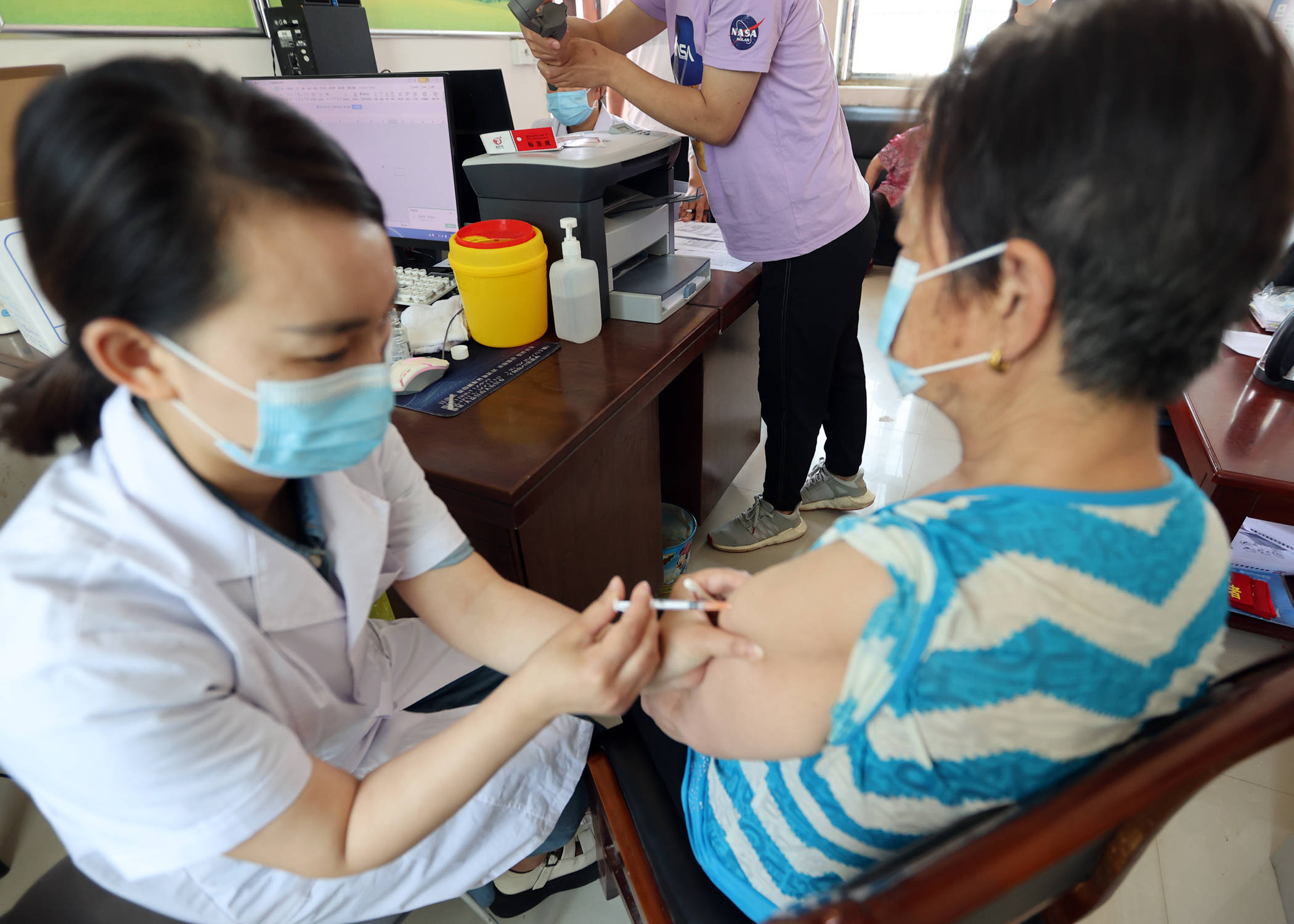 辖区镇村干部找人,妇幼医护上门打针:大荔推进60岁以上人群疫苗接种