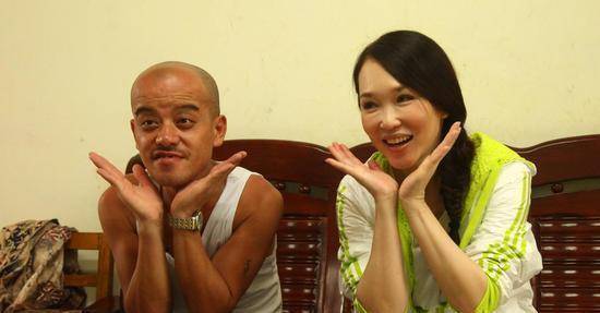 52岁"光头强",走红后娶小20岁妻子,如今热度过后妻子不辞而别_冯加