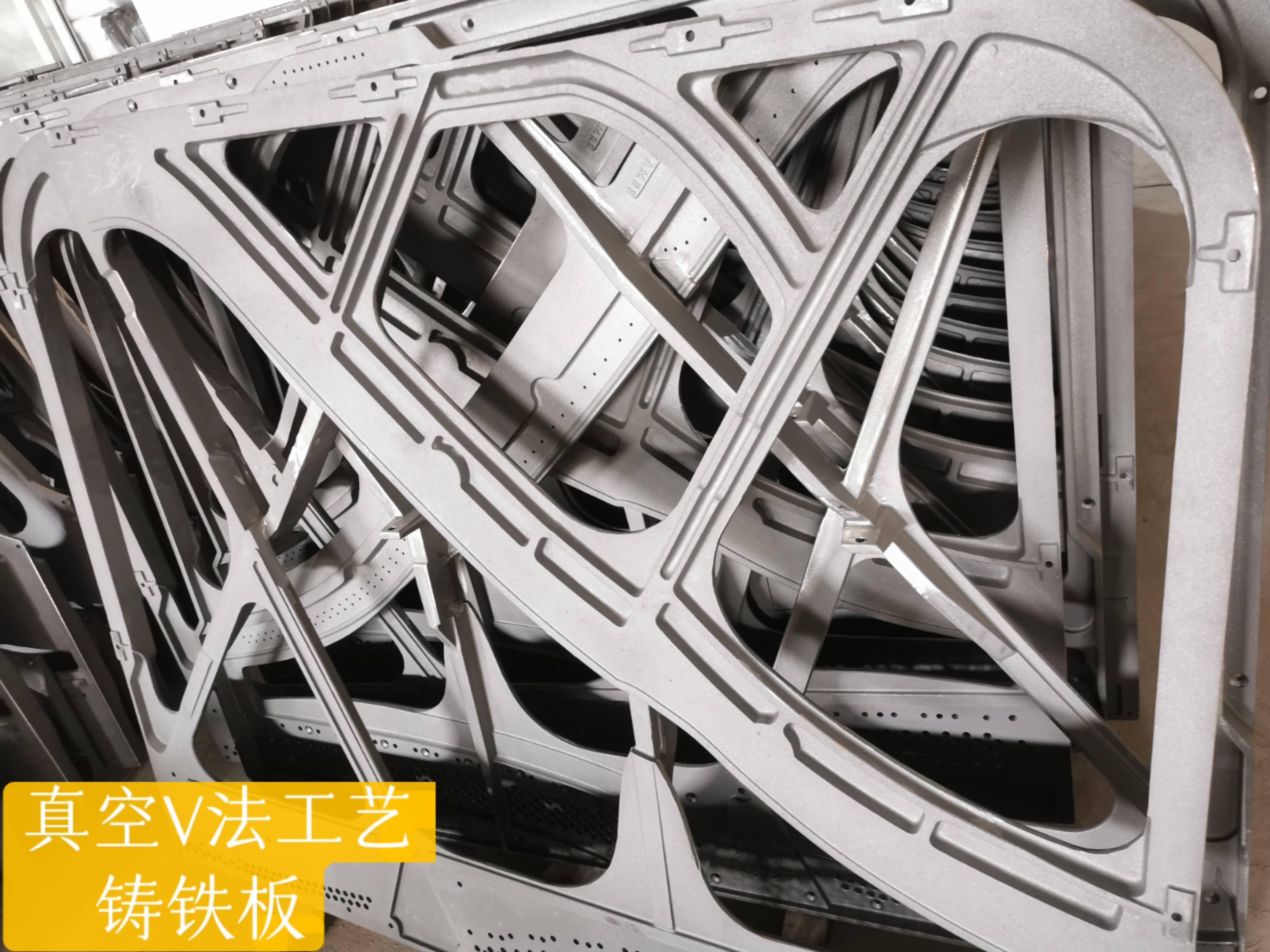 钢琴铸铁板与弦轴板,音板等音源部件装配工艺加工的环节有:钻孔,铣削