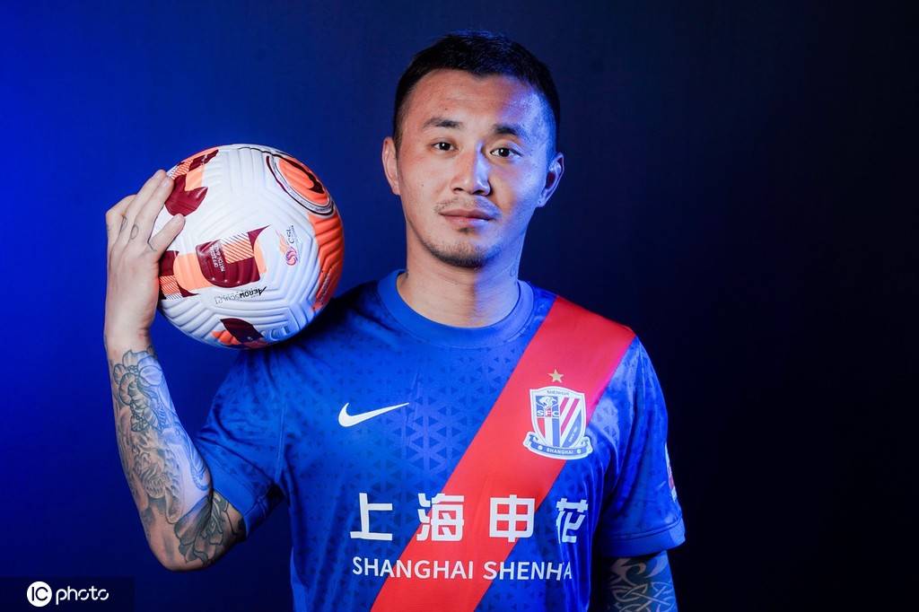 上海申花新赛季写真吴曦坚毅握拳挺立组图