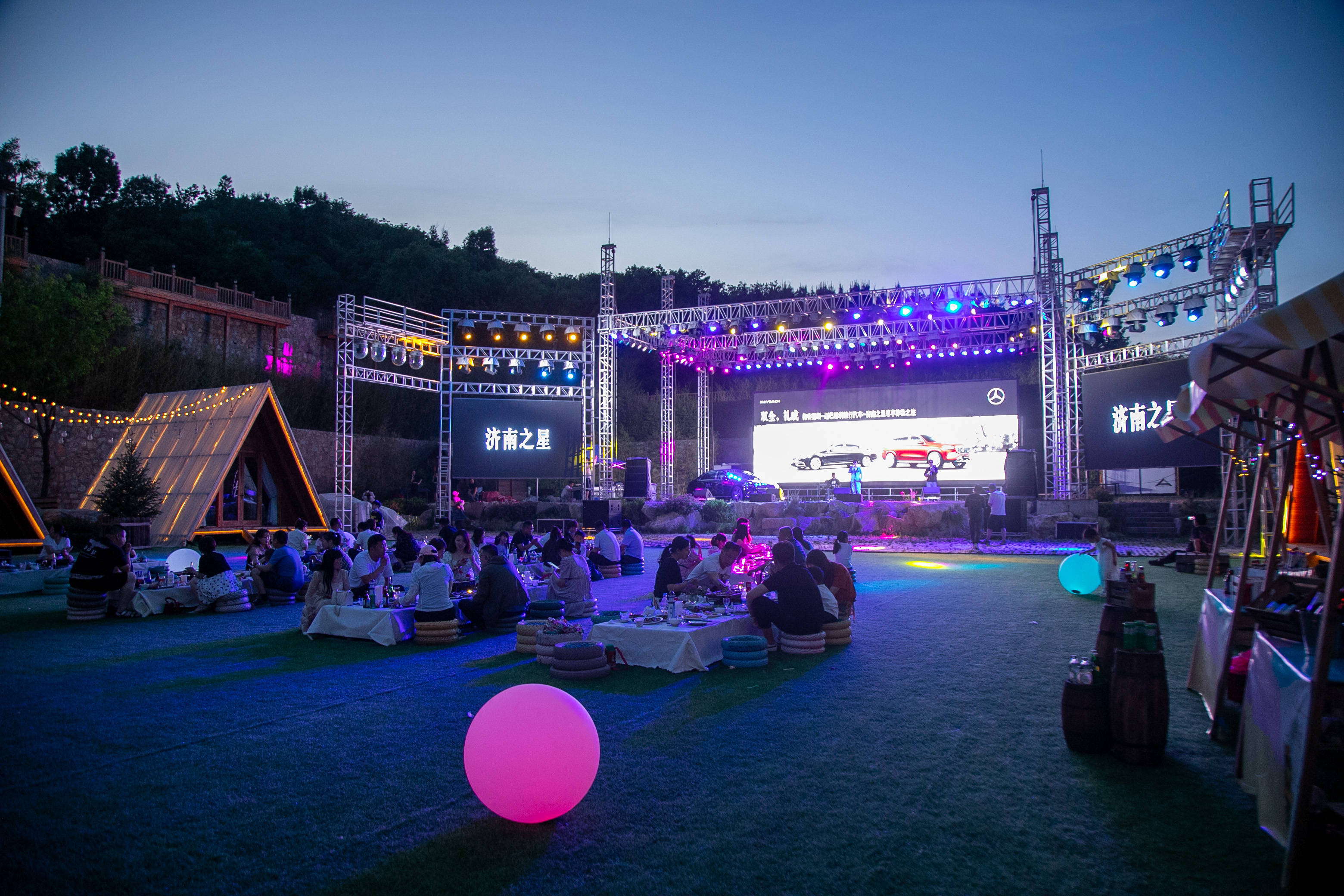 【夜晚狂欢派对】露营场地设置有声光电一体化配置的露天大舞台,嗨燃
